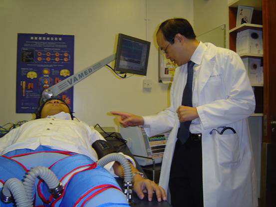 香港中文大学医学院黄家星教授在演示ECP-MC3体外反搏装置是如何对脑中风患者进行治疗的
